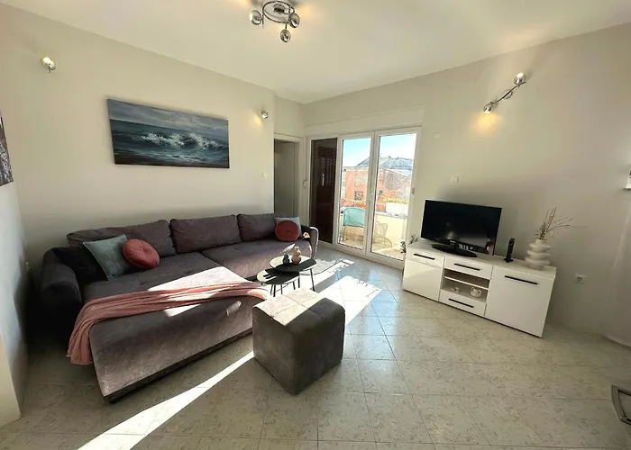 Spacious 3bdr App In Center 