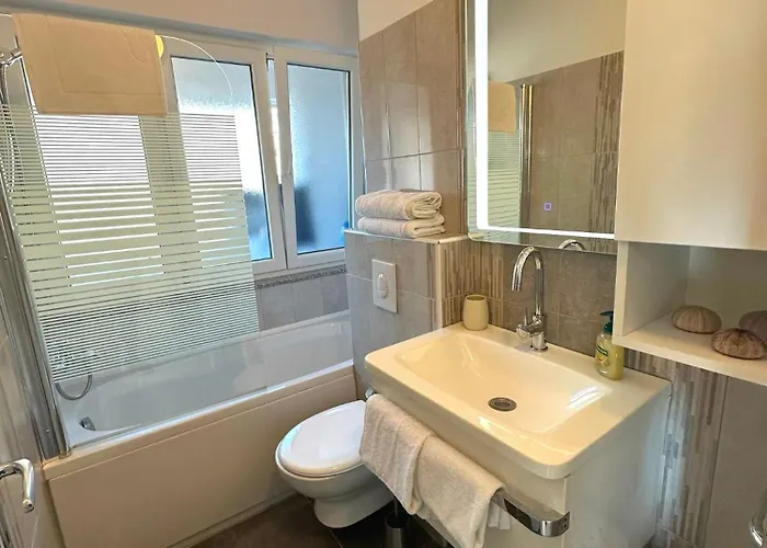 Апартаменти Spacious 3bdr App In Center 