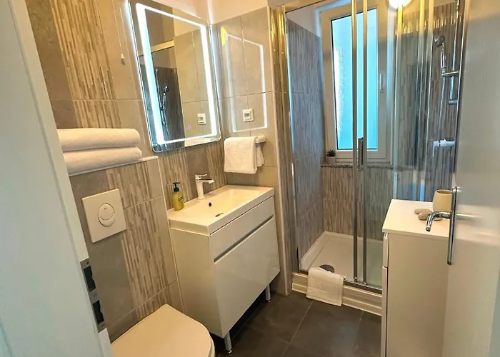 Апартаменти Spacious 3bdr App In Center 