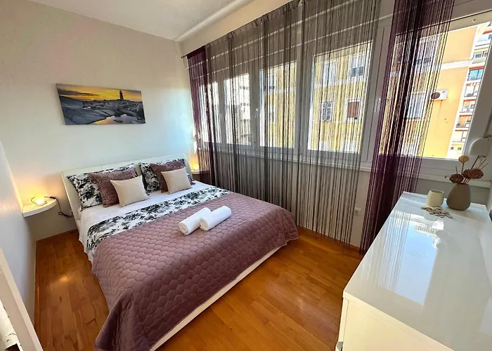 Spacious 3bdr App In Center 